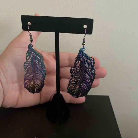 ⭐️3/$15⭐️ Iridescent Feather Cutout Earrings‎ - Picture 3 of 3